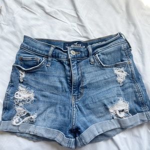 Hollister Distressed Jean Shorts / High-Rise / 1 / w25